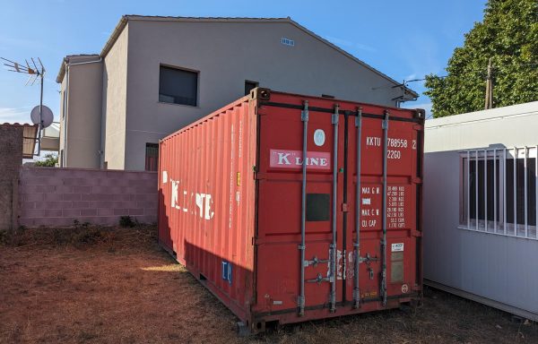 Container usat de 6,05 x 2,44 m.